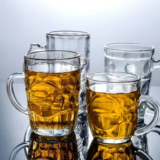 손잡이, 유리 제품, 물, 와인, 주스 및 바 음식을 위한 음료수 컵이 있는 유리 맥주 머그잔